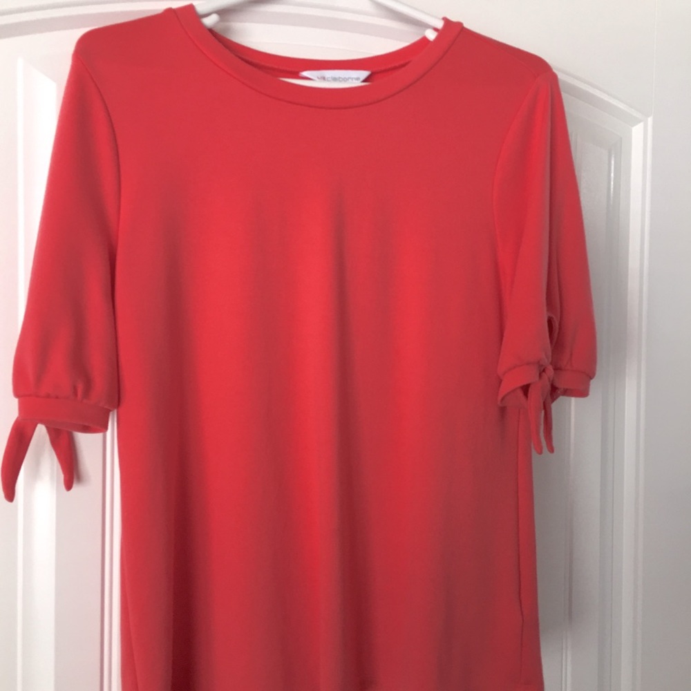 Short sleeve wide neck top ties on sleeves barely worn